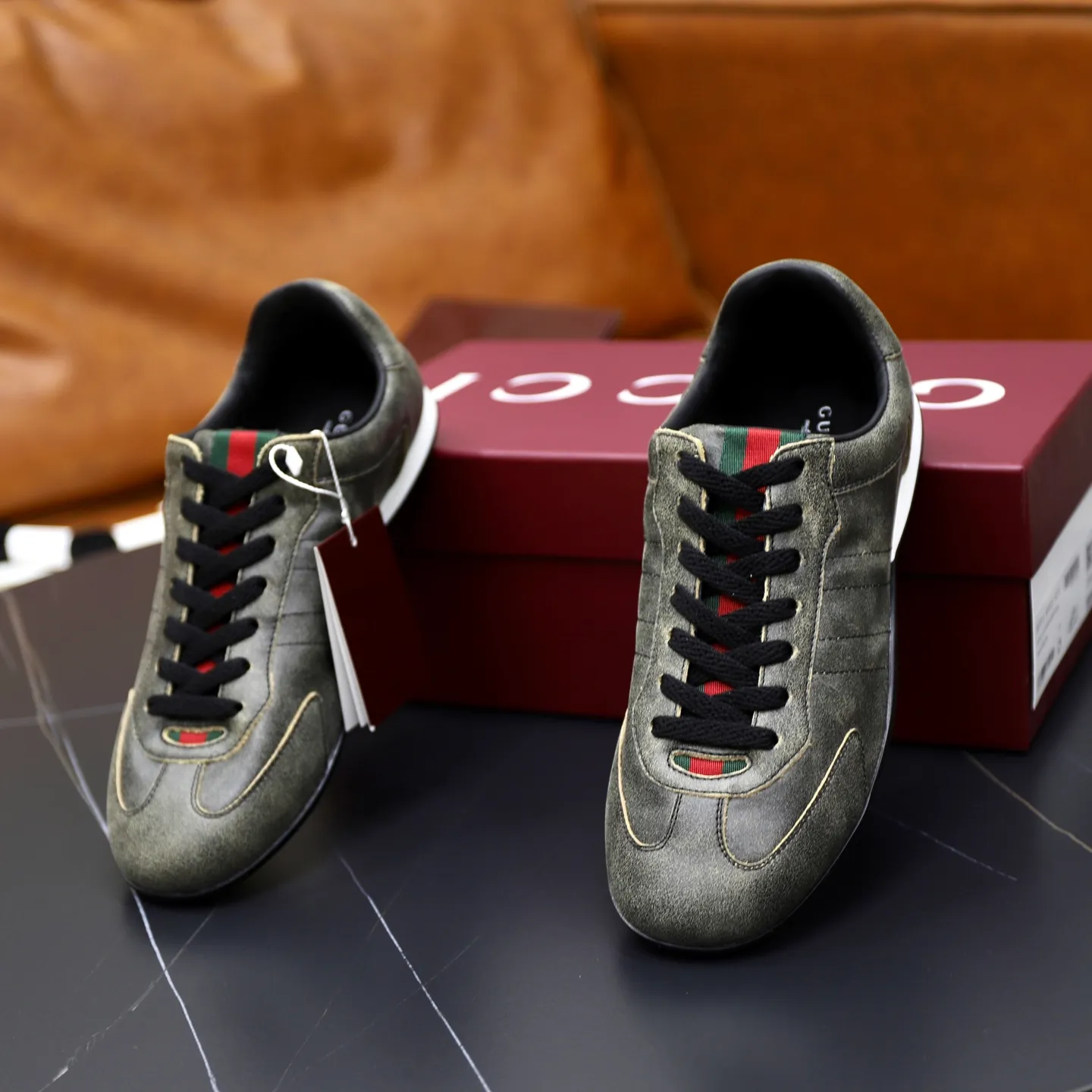 Ex-factory price: 580💰💰Gucci Shift series couple's sports shoes ❗❗ The Gucci Shift series is newly launched, with a lightweight design that reinterprets sports style. The neat silhouette adds a sense of freedom and exudes sophistication when moving. The webbing detail runs like an endless ribbon throughout the design, and the side seam details add a finishing touch. ❗Original development ❗Washed effect cowhide upper ❗Two-color Tpu outsole ❗Size: Female 35-41 Male 39-45